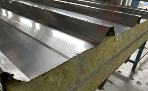 巖棉夾芯板優(yōu)勢(shì)及停滯趨向引見(jiàn)